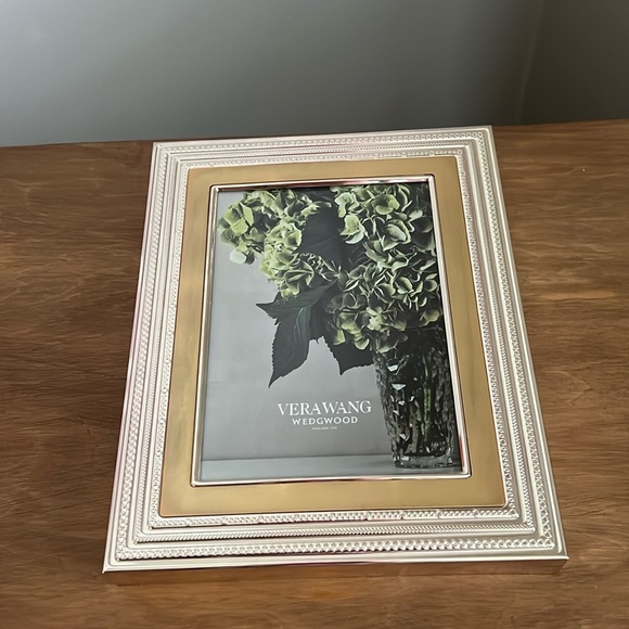 Vera Wang Wedgwood 5 x 7 Frame - Picture 1 of 5
